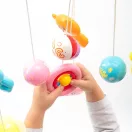 Körhinta a kiságy fölé világító vetítővel  Baby Mix piros